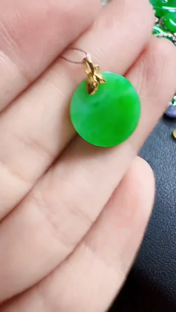 颈饰18K金镶嵌翡翠圆牌