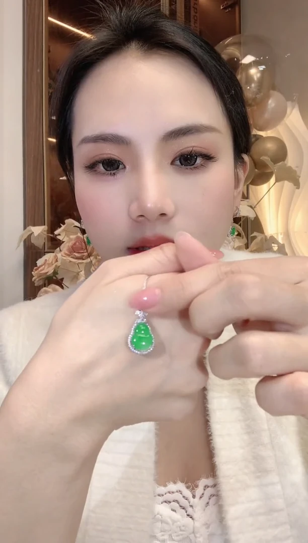 【闪购商品】翡翠吊坠(不含链)18K金镶嵌C31