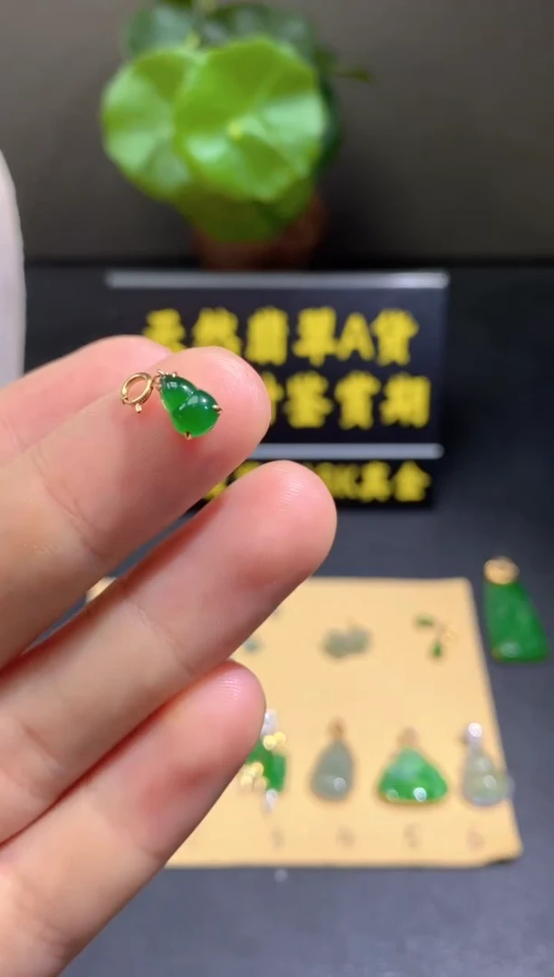 颈饰18K金镶嵌翡翠翡翠A货