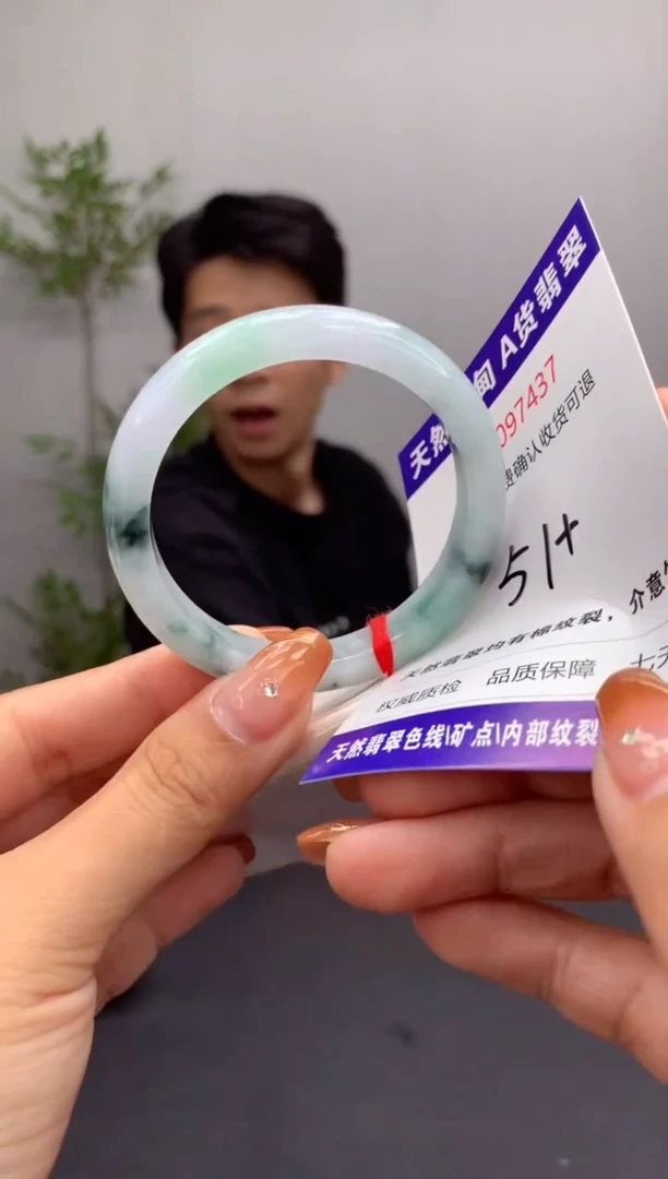 未镶嵌手镯翡翠有纹，完美者勿拍