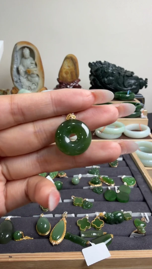 颈饰18K金镶嵌和田玉挂件