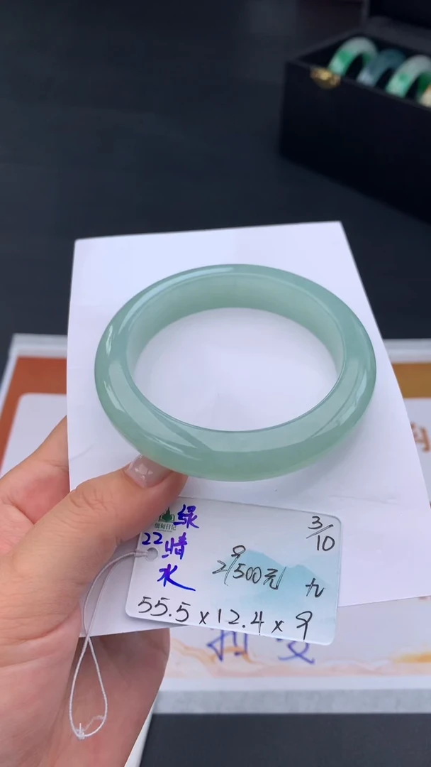 未镶嵌手镯翡翠自带#送人#，联系客服核对地址~