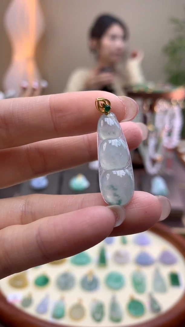 翡翠18K金镶嵌颈饰豆子