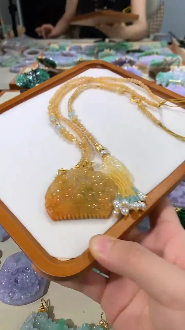 颈饰未镶嵌翡翠吊坠