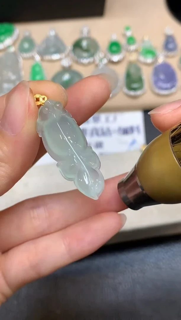 颈饰18K金镶嵌翡翠锦鲤【无服务费