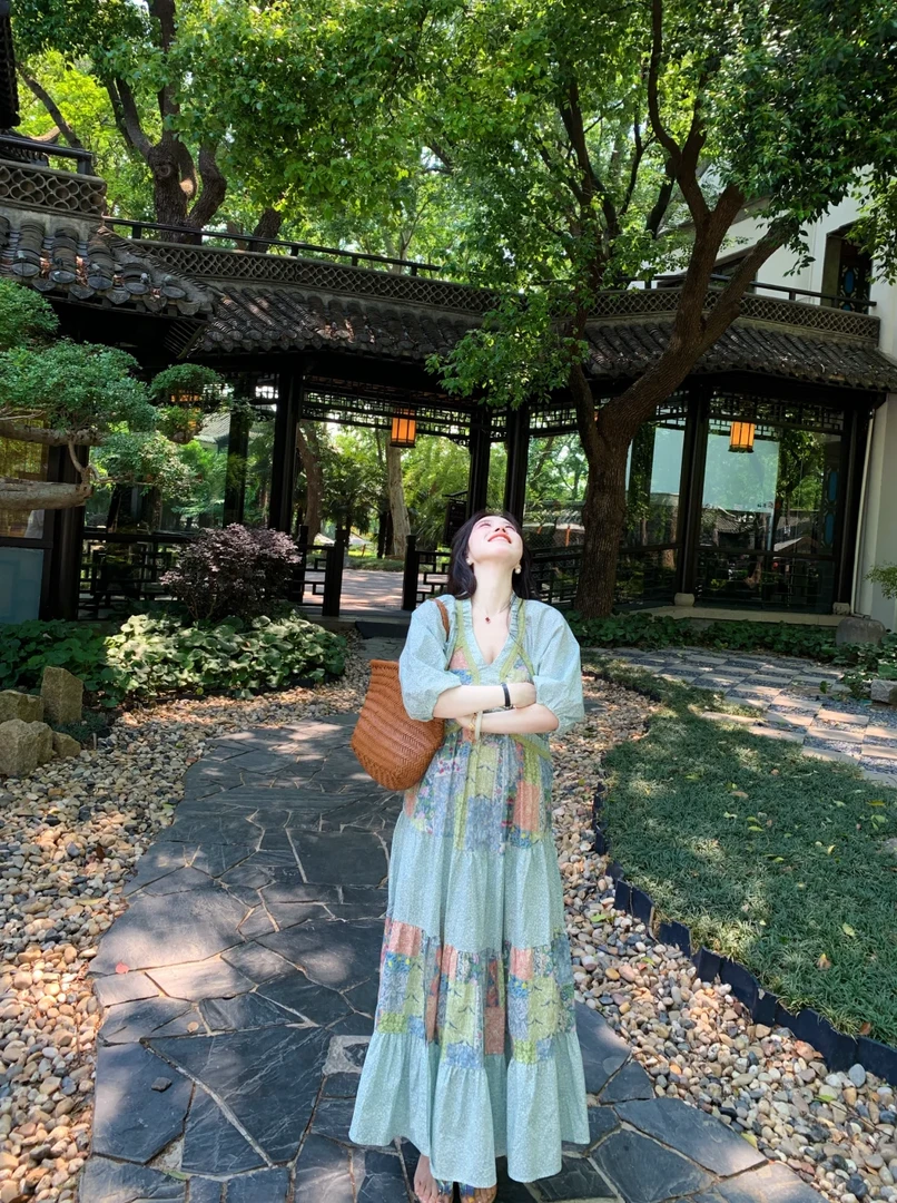 绿色复古V领碎花拼接连衣裙女夏2025新款波西米亚海边度假风长裙