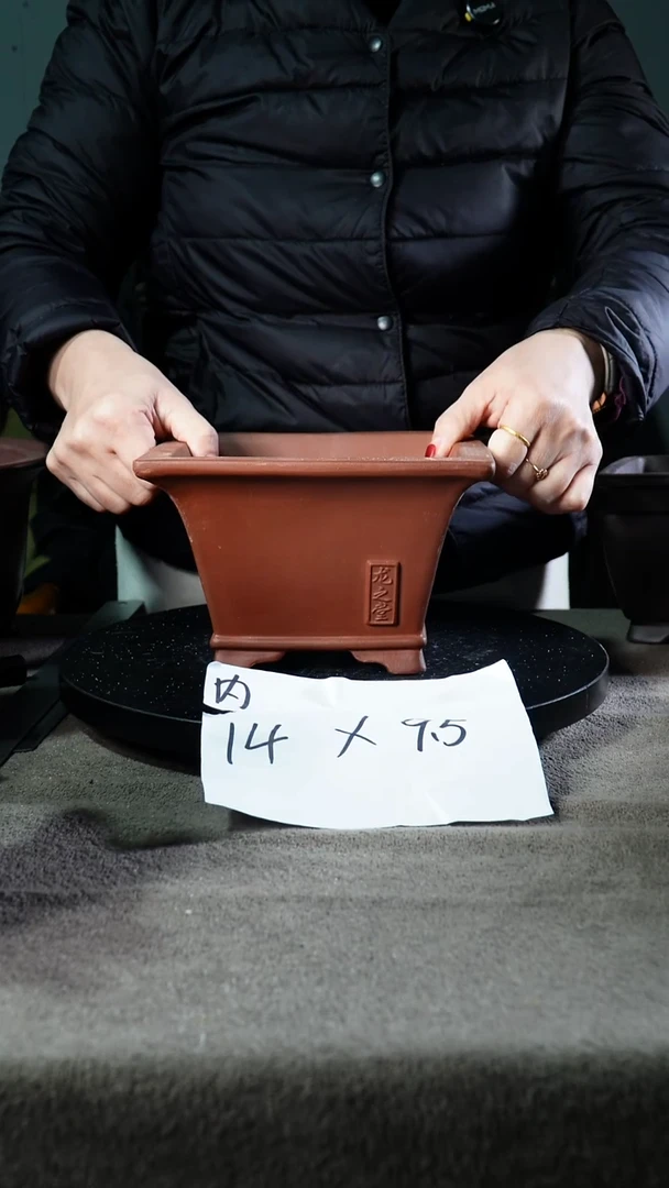 A宜兴紫砂小花盆