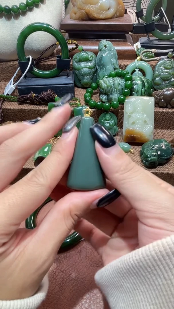 颈饰18K金镶嵌和田玉（碧玉）1