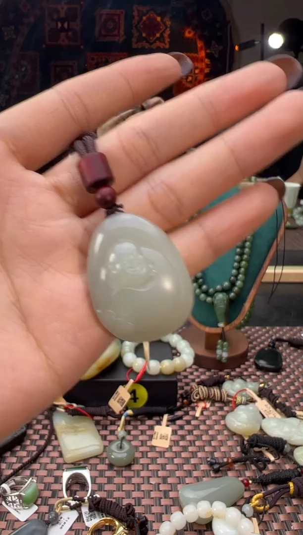 吊坠(赠链)未镶嵌和田玉且末料青白玉佛公吊坠