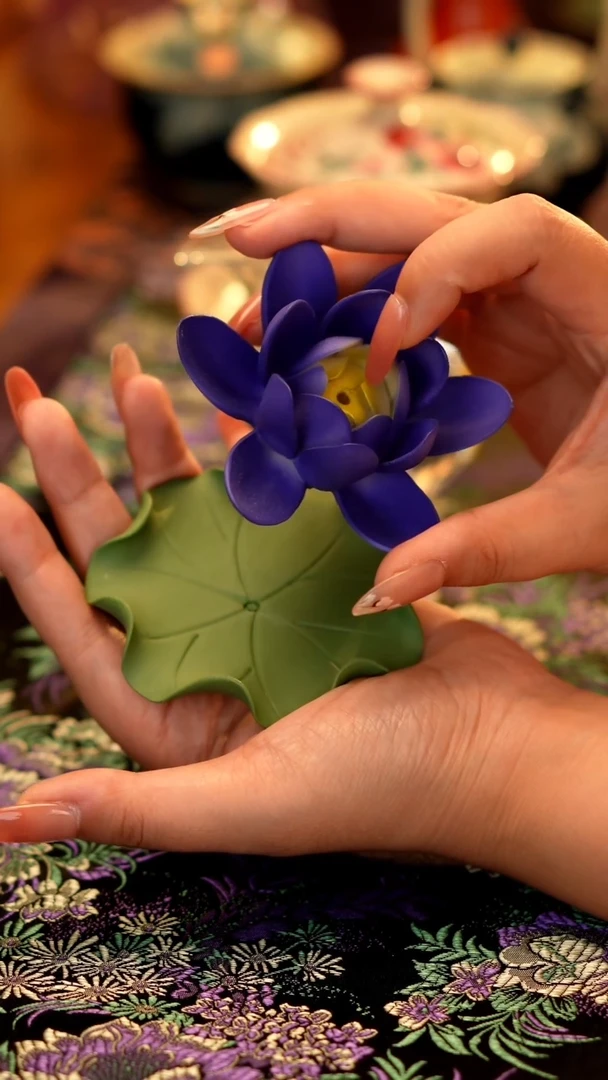 蓝莲花香插·········