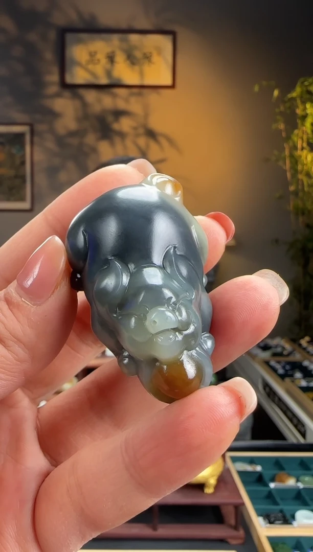 未镶嵌和田玉挂件g10若羌三彩俏色小猪