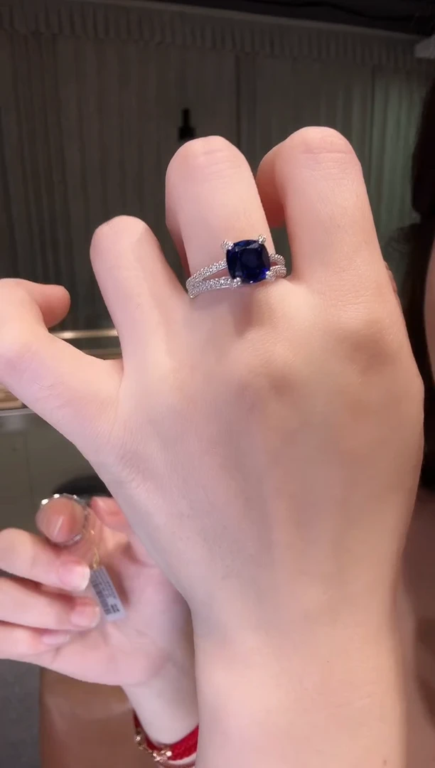 铂Pt950镶嵌戒指钻石蓝色方形