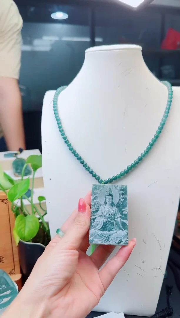 翡翠未镶嵌颈饰多样性发货其中一件