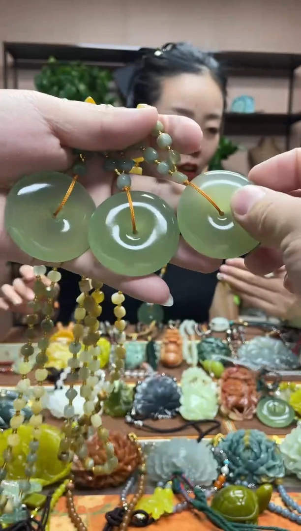 未镶嵌岫玉吊坠多样性发货发其中之一