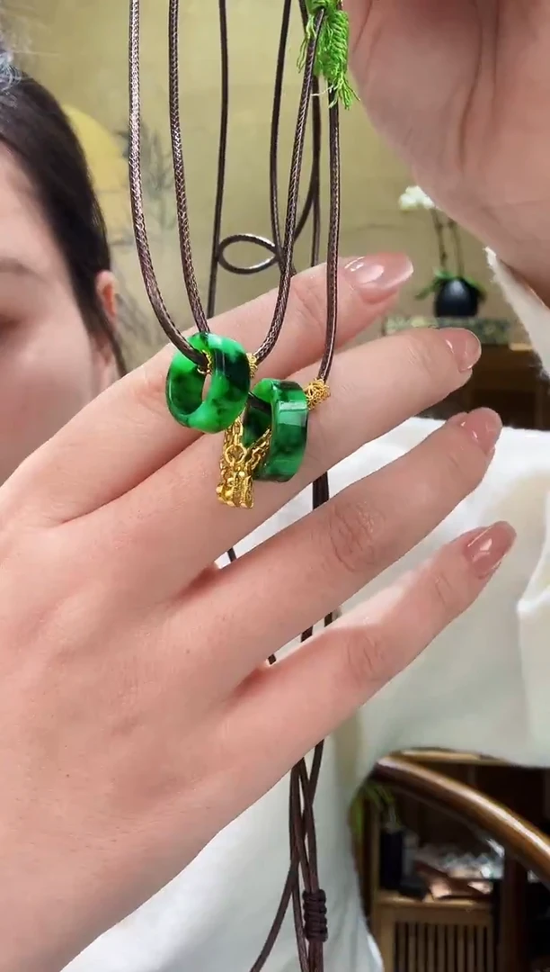 颈饰未镶嵌翡翠多样发其一个