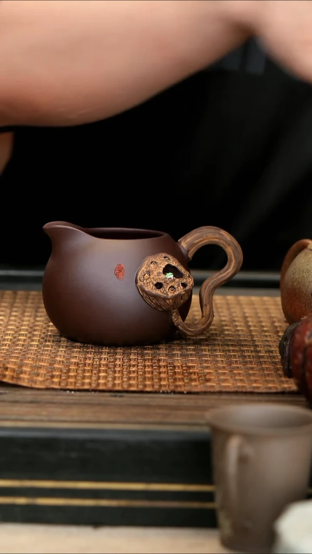 茶壶紫砂12《莲韵公道杯》紫泥