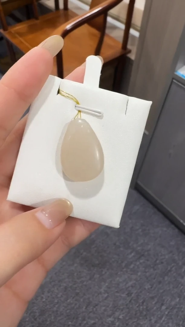 颈饰未镶嵌和田玉藕粉水滴吊坠/柔光版