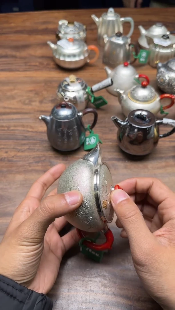 大**东呆坐 雪花纹錾刻嵌金瓜蝶连绵笑隐壶