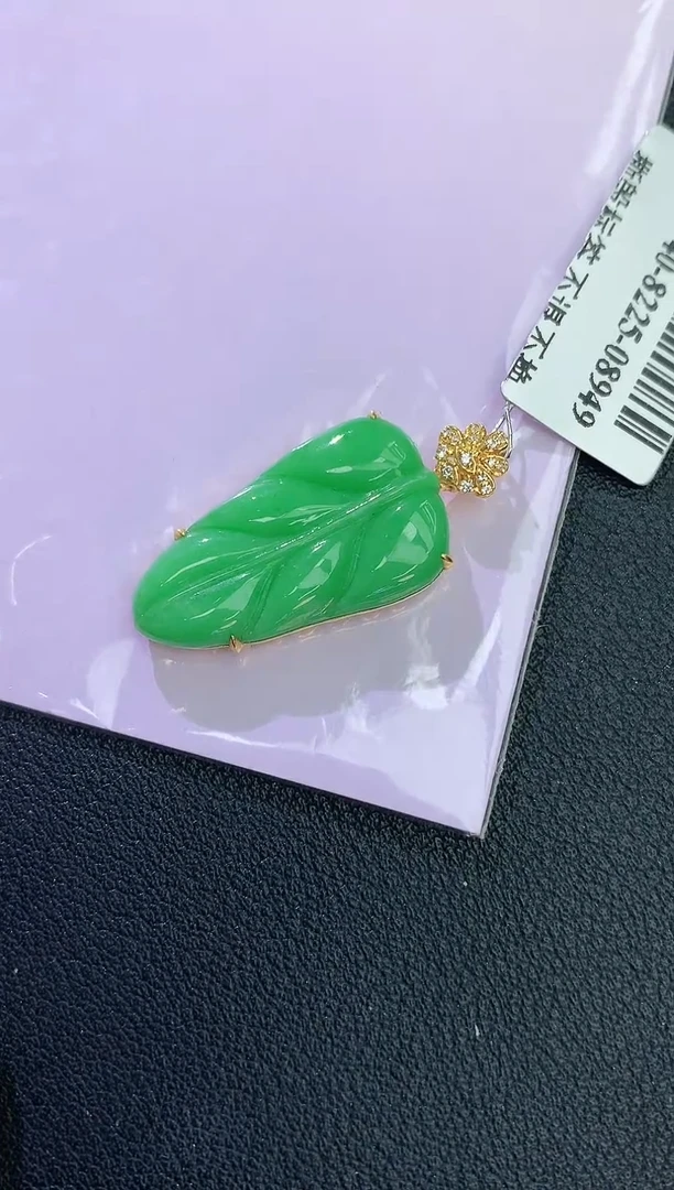 颈饰18K金镶嵌翡翠赠礼盒证书 麦麦