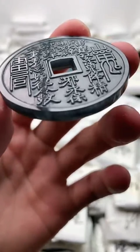 翡翠未镶嵌颈饰山鬼