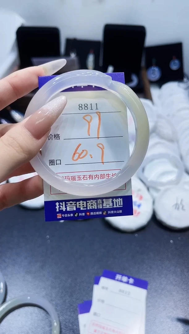 玛瑙/玉髓手镯未镶嵌8811