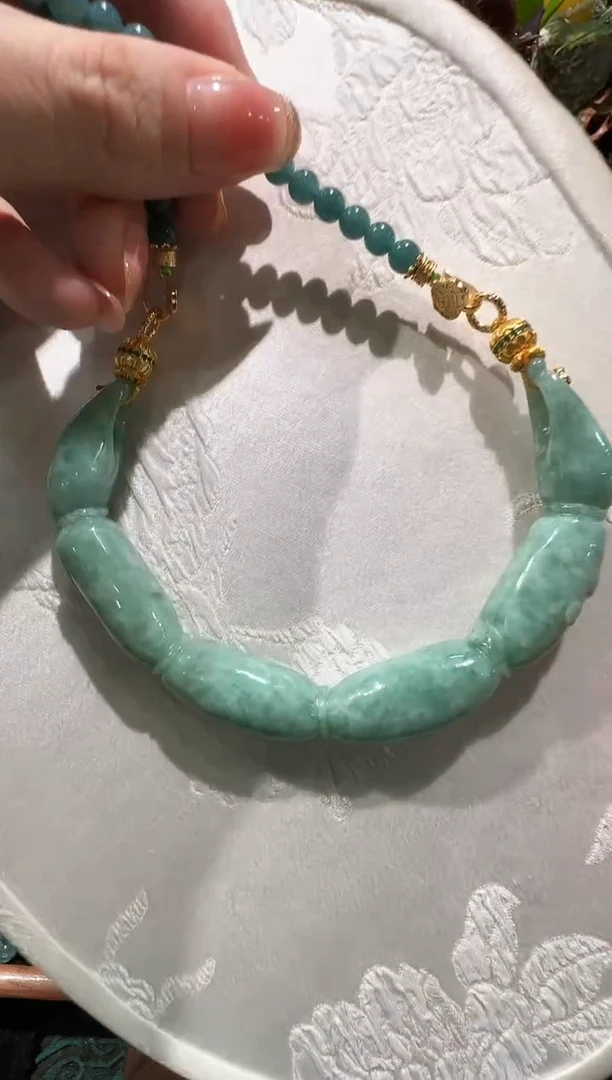 翡翠未镶嵌颈饰国风