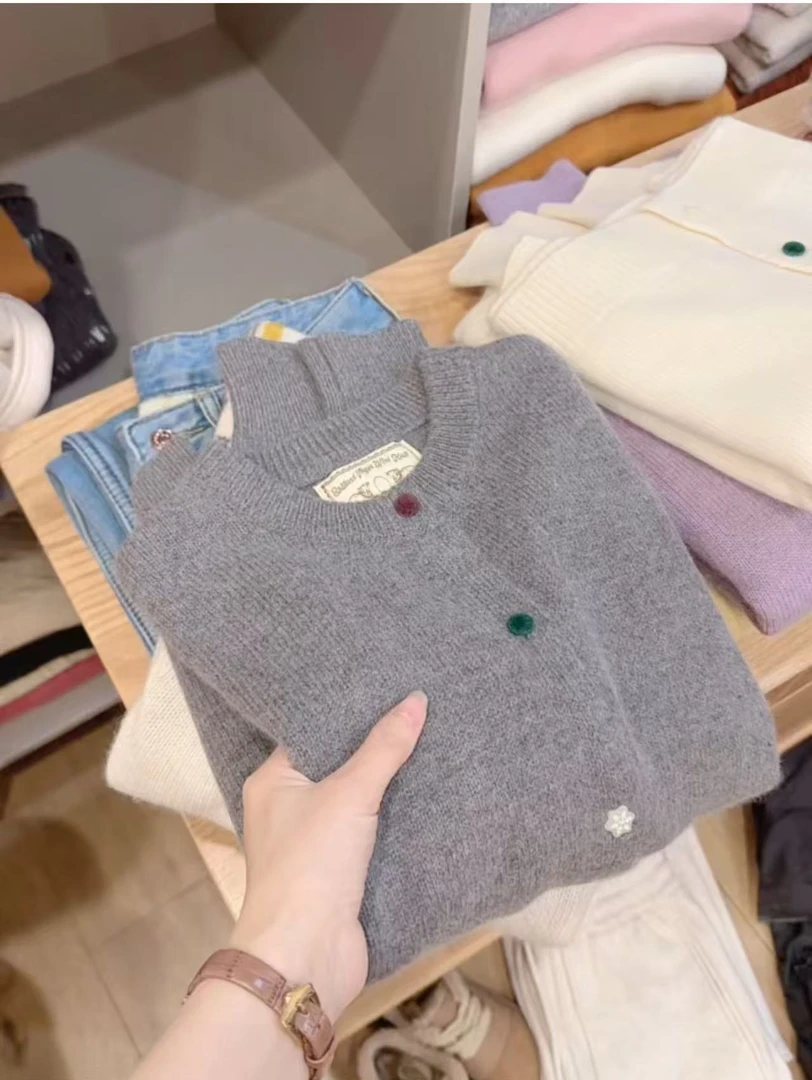 A2七言家 奶呼呼！雾灰彩扣加厚开衫毛衣2