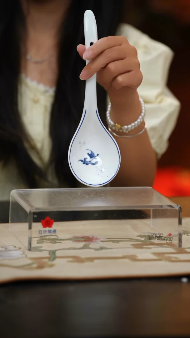 1个微瑕古韵缠枝大弯勺