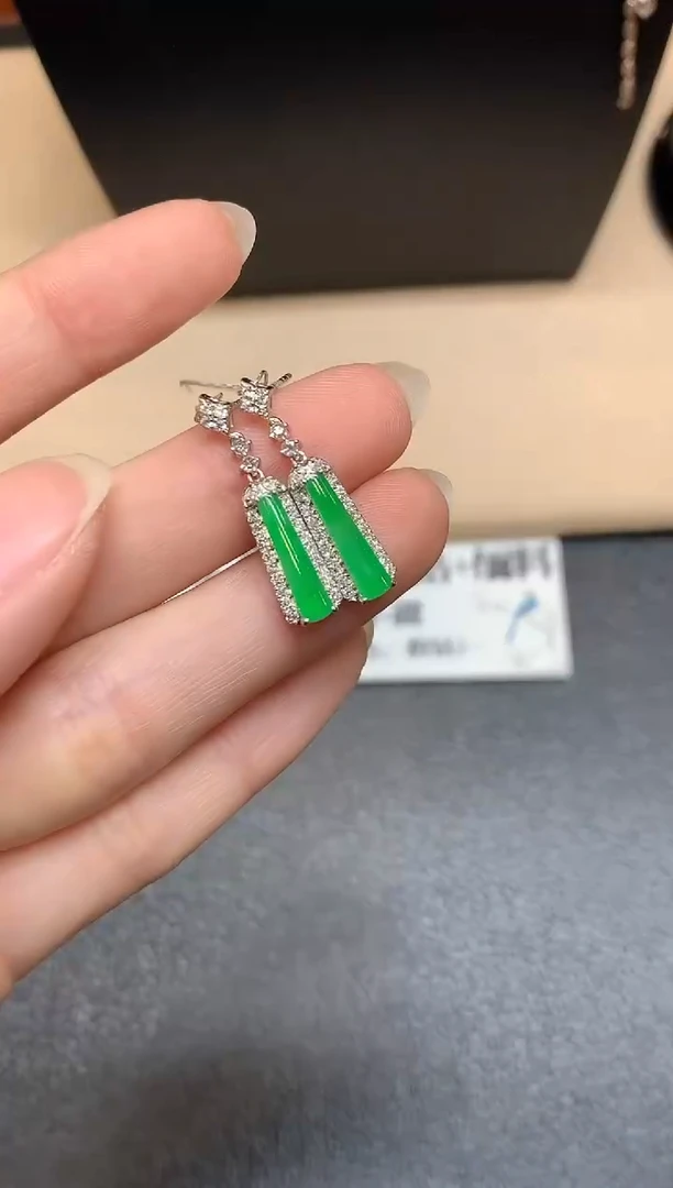 18K金镶嵌翡翠耳饰无事柱【无服务费