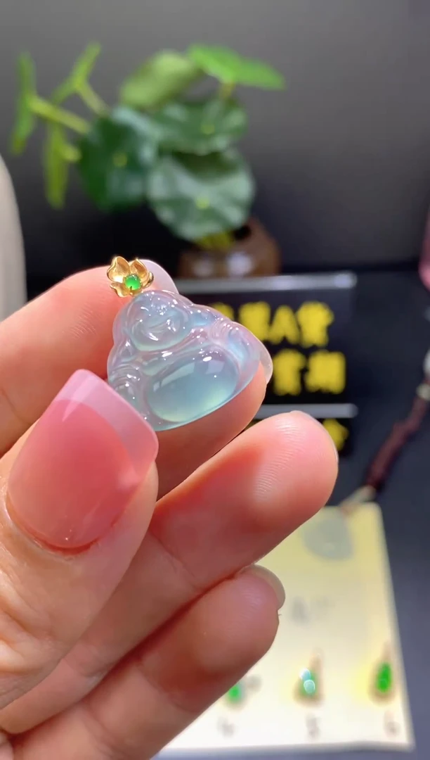 翡翠18K金镶嵌颈饰吊坠