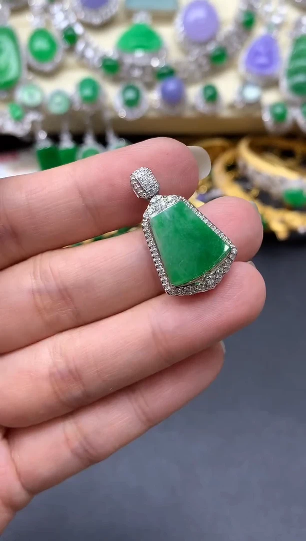 颈饰18K金镶嵌翡翠440-中国好珍宝