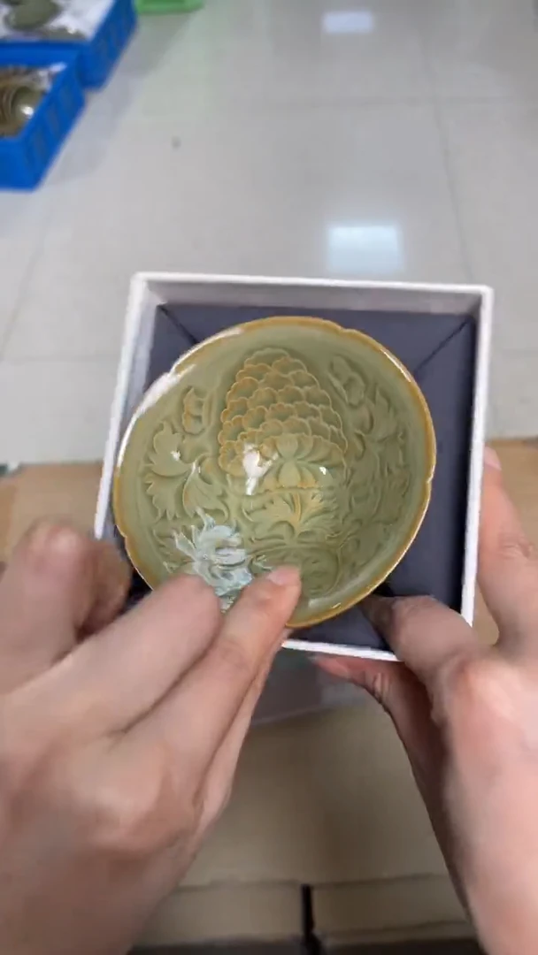 陶瓷纯手工橄榄绿塔牡丹斗笠盏（一个）