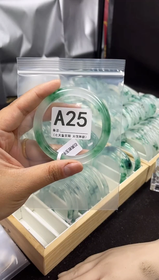 【闪购商品】石英岩玉手镯未镶嵌A25