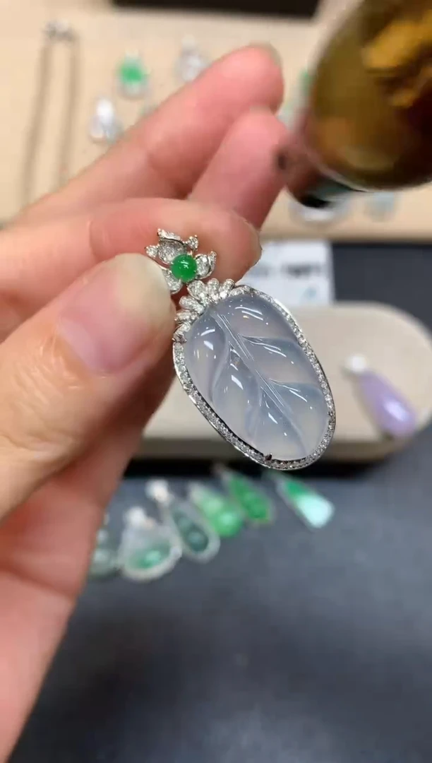 颈饰18K金镶嵌翡翠树叶【无服务费