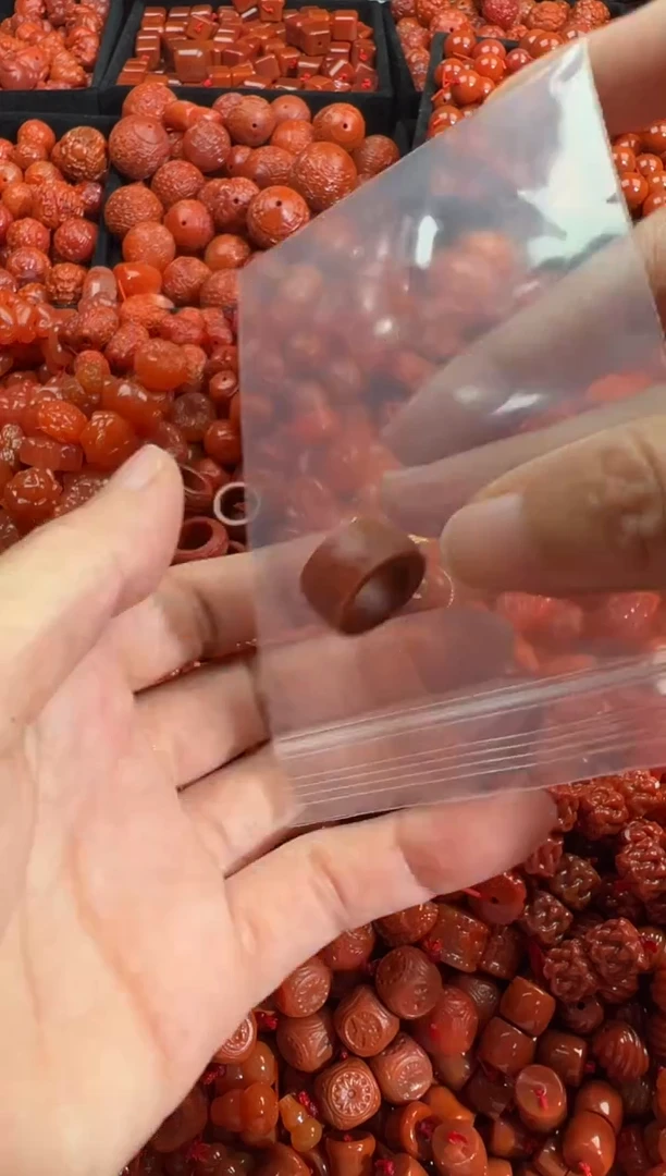 南红玛瑙未镶嵌颈饰1