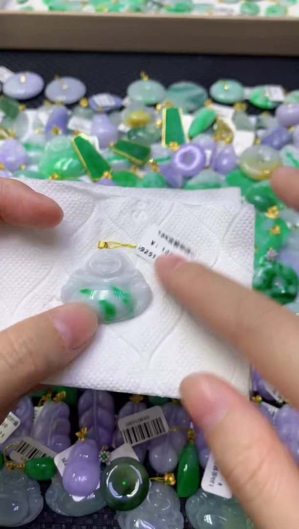 颈饰18K金镶嵌翡翠天然缅甸翡翠A货