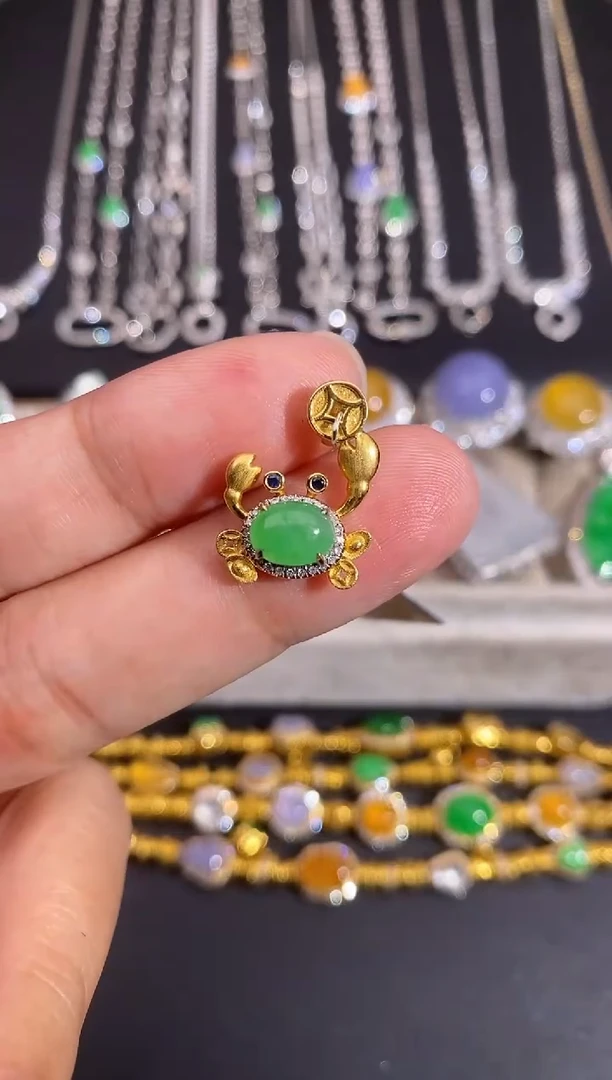 颈饰18K金镶嵌翡翠吊坠