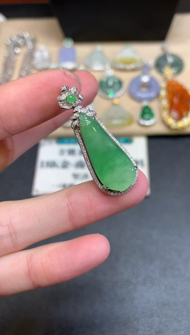 【闪购商品】翡翠颈饰18K金镶嵌福瓜【无服务费】
