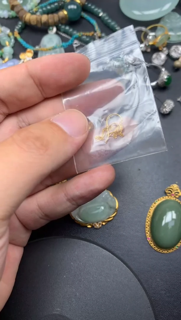颈饰18K金镶嵌翡翠?***片耳线