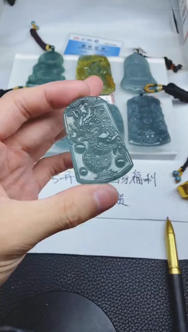 颈饰未镶嵌翡翠