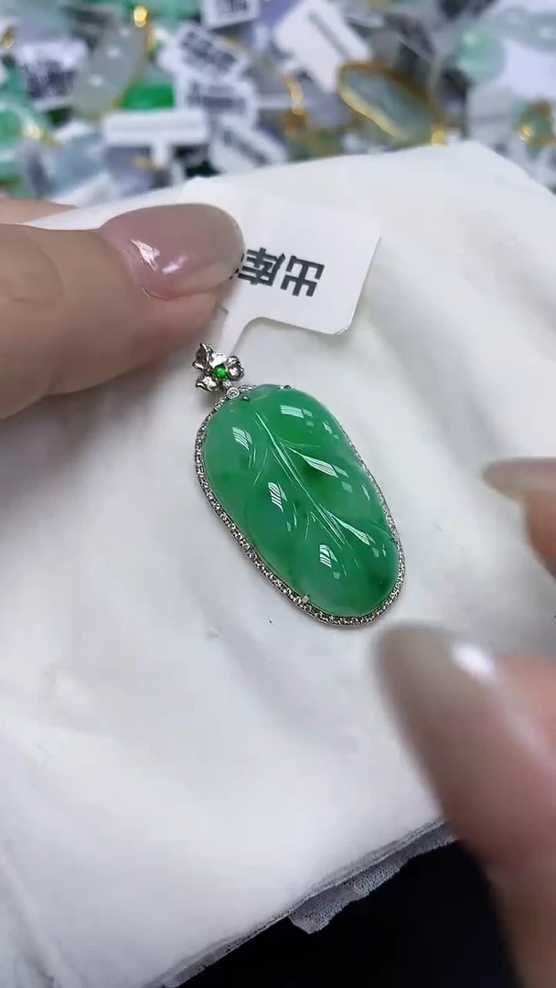 翡翠18K金镶嵌颈饰天然缅甸翡翠A货