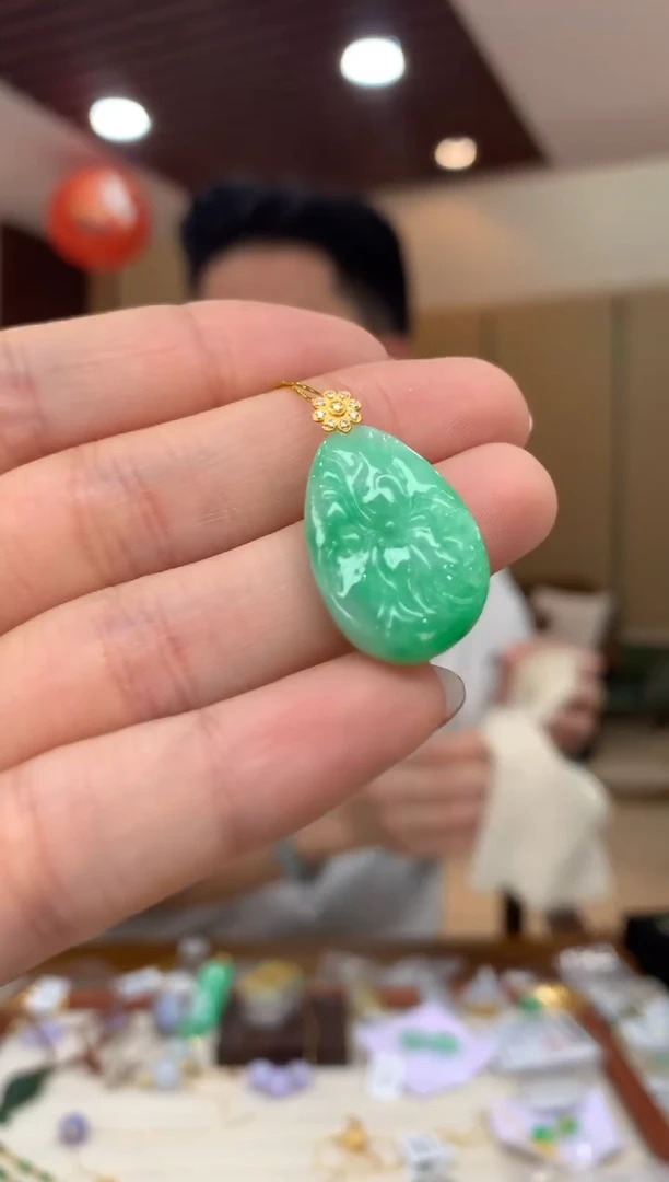 吊坠(不含链)18K金镶嵌翡翠荷叶鱼