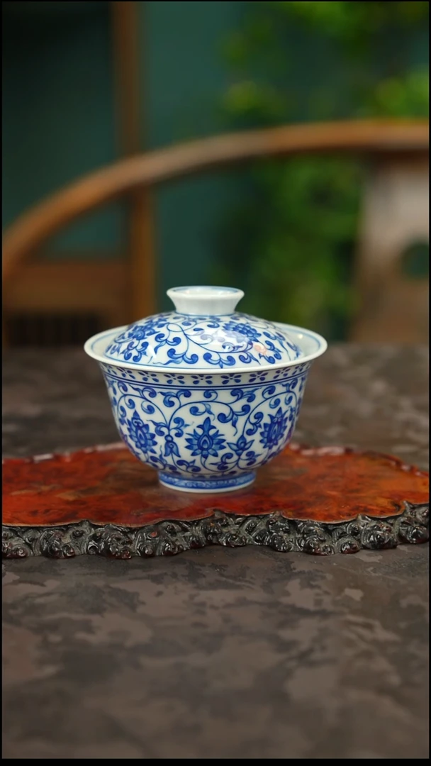 青花手绘缠枝莲二才盖碗