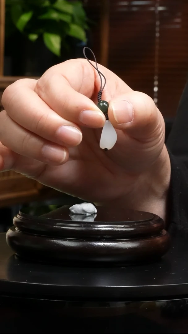 【闪购商品】和田玉吊坠(不含链)未镶嵌2.3克和田玉原石