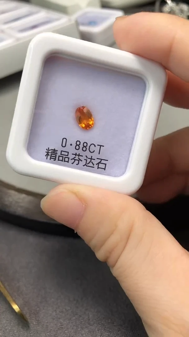 未镶嵌裸石石榴石（芬达石）0.88CT