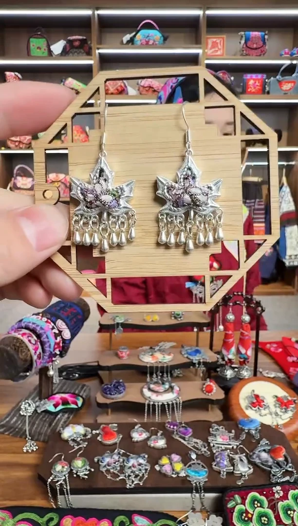 【闪购商品】织绣111蒙阿苏苗绣传承