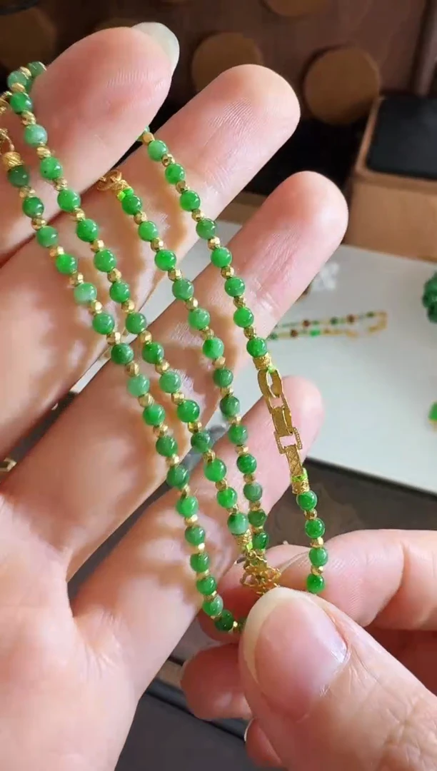 颈饰18K金镶嵌翡翠颈饰