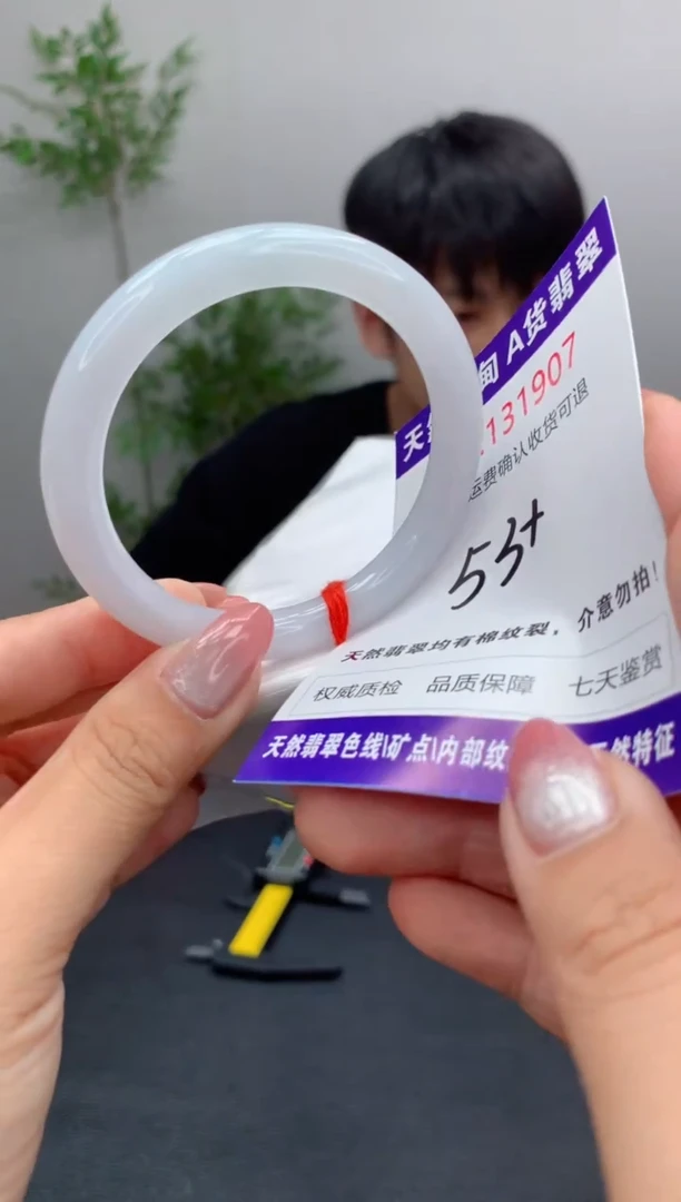 未镶嵌手镯翡翠有纹，完美者勿拍