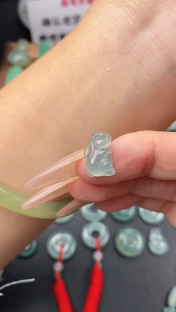 颈饰未镶嵌翡翠兔兔