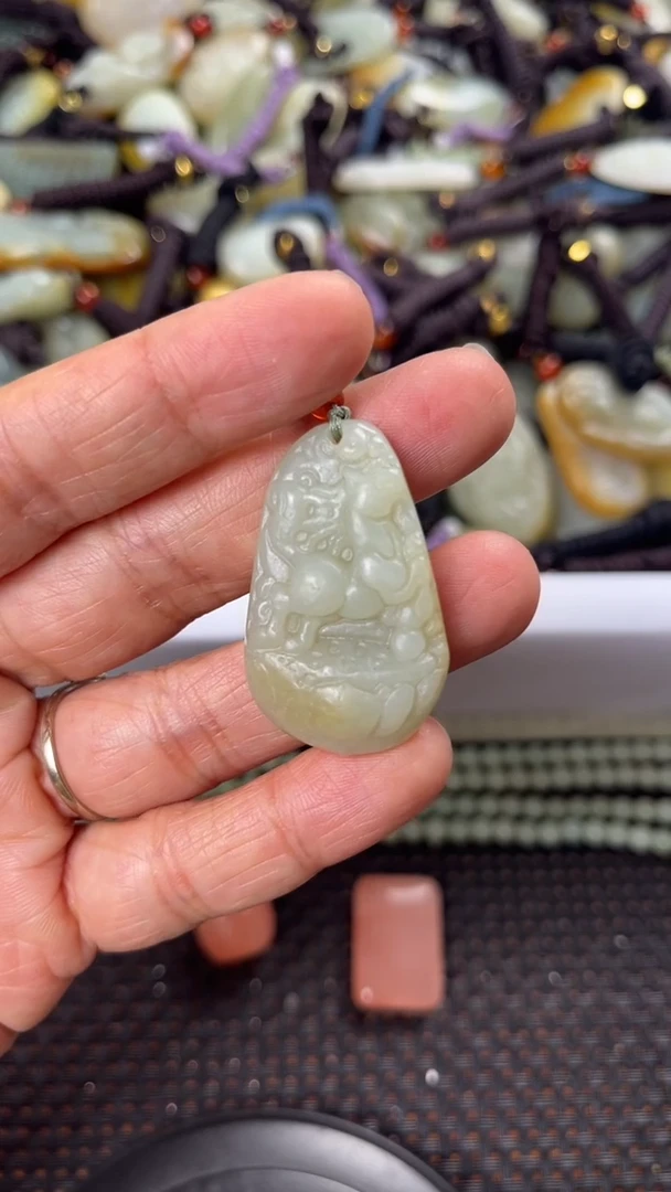 【闪购商品】和田玉颈饰未镶嵌多样性发货没有证书拍一发一有瑕